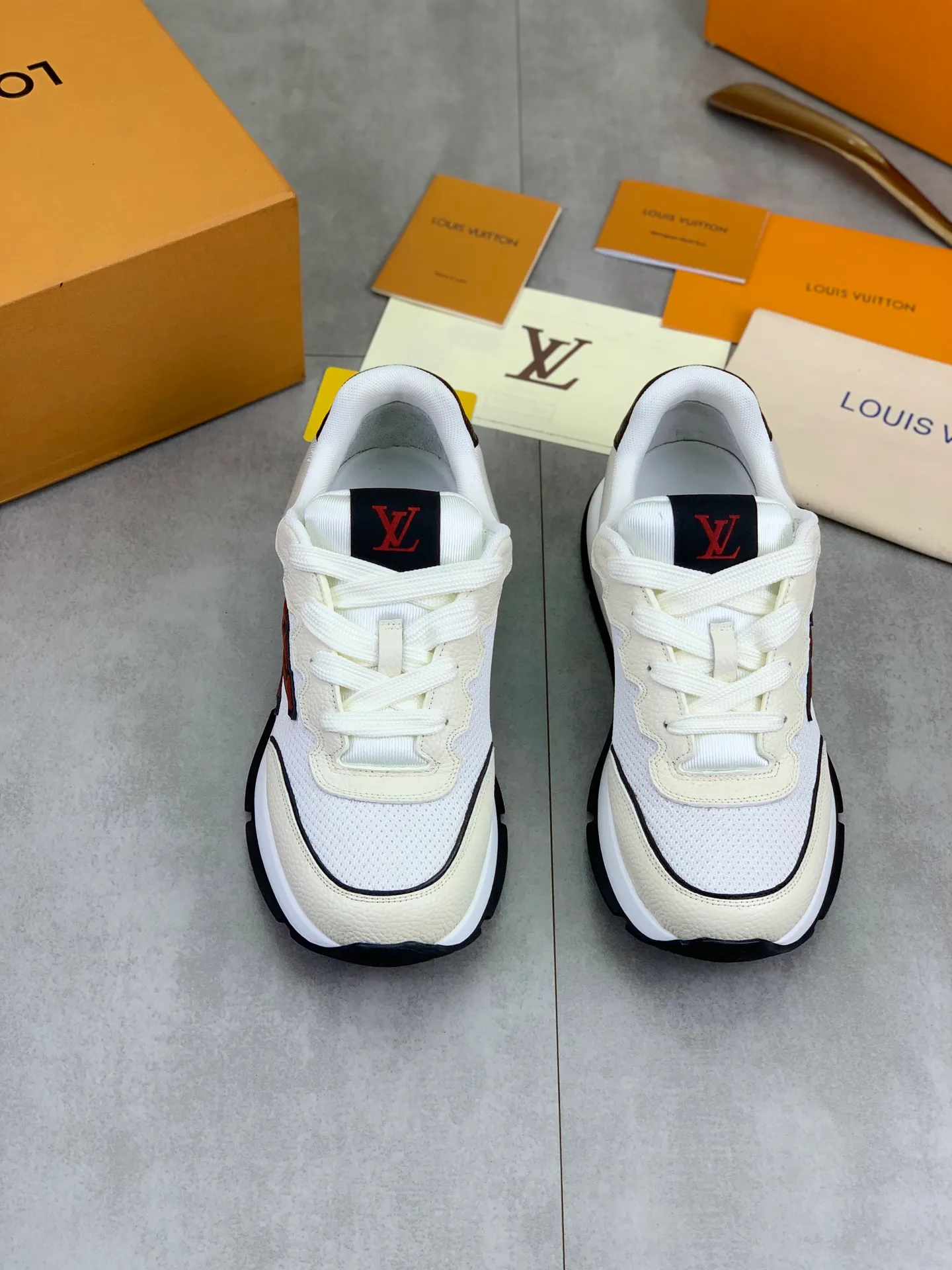 Factory price P700 💶 Top version [LOUIS VUITTON] Couple 🧑‍🤝‍🧑 Craftsman style Counter series (original order) New style 🍀LV Louis Vuitton - top version LV classic high-top trendy shoes! Made of imported original craft calfskin, original breathable lining, and original wear-resistant, lightweight, high-end TPU outsole! High quality products! 4️⃣ colors available, size: female 35-39, male 39-44 (female 40, male 45 46 customized)
